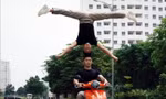 Nghệ sĩ Quốc Cơ - Quốc Nghiệp thực hiện động tác chồng đầu lên nhau khi đi xe máy có sự hỗ trợ của đoàn làm phim. Ảnh cắt từ clip gốc
