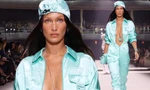 Bella Hadid để ngực trần trên sàn catwalk
