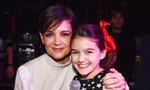 Suri Cruise hát trong phim của mẹ Katie Holmes