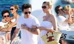 Vừa ôm hôn Brooklyn Beckham say đắm, Nicola Peltz lại thân thiết khoác tay trai lạ