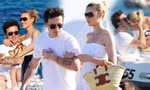 Vừa ôm hôn Brooklyn Beckham say đắm, Nicola Peltz lại thân thiết khoác tay trai lạ