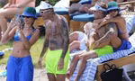 Hailey khoe dáng nuột nà với bikini, âu yếm Justin Bieber trên bãi biển 