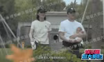 Lý Á Bằng bế con đi chơi, hạnh phúc sánh đôi bên bà xã kém 19 tuổi 
