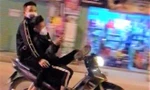 Bản tin 8H: Xác định 'quái xế' lái xe máy bằng một chân, tay bấm điện thoại