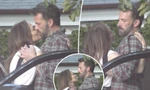 Ben Affleck ‘chống cự’ khi bị Jennifer Lopez hôn tới tấp