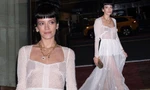 Lily Allen mặc váy xuyên thấu khoe vòng một phản cảm đi sự kiện