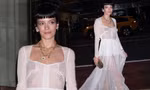 Lily Allen mặc váy xuyên thấu khoe vòng một phản cảm đi sự kiện
