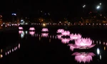 Bảy đóa sen khổng lồ được thắp sáng trên kênh Nhiêu Lộc