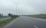 Thanh niên đầu trần, lốp trước xịt hơi vẫn chạy 80km/h trên cao tốc