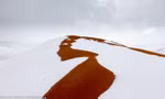 Trẻ em thích thú trượt tuyết trên... sa mạc Sahara