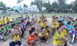 Các cầu thủ nhí vui vẻ giao lưu với các bạn ở làng trẻ SOS. Ảnh: Giang Thanh