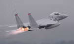 Tiêm kích F-15 Mỹ cất cánh từ đảo Okinawa (Nhật Bản). Ảnh: Reuters