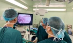 Các BS tiến hành ca phẫu thuật nội soi cắt u gan cho bệnh nhân
