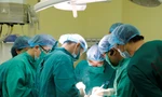 Các bác sỹ đang phẫu thuật khối u vú cho bệnh nhân C