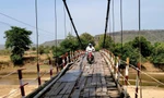 Gia Lai: Thót tim cảnh người dân băng qua cầu treo 'vá víu' tứ bề