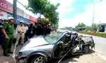Ô tô bẹp dúm sau tai nạn, 3 người bị thương nặng