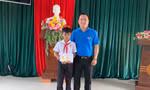 Tặng huy hiệu 'Tuổi trẻ dũng cảm' cho em nhỏ cứu 2 người đuối nước
