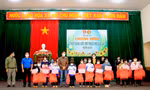 Các em học sinh khó khăn nhận quà từ chương trình