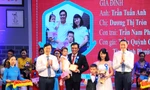 Phó Chủ tịch T.Ư Mặt trận Tổ quốc Việt Nam Phùng Khánh Tài và Bí thư thứ nhất T.Ư Đoàn Lê Quốc Phong trao Bằng khen của T.Ư Hội LHTN Việt Nam, Kỷ niệm chương của Chương trình cho gia đình trẻ tiêu biểu Trần Tuấn Anh