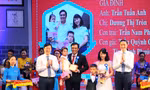 Phó Chủ tịch T.Ư Mặt trận Tổ quốc Việt Nam Phùng Khánh Tài và Bí thư thứ nhất T.Ư Đoàn Lê Quốc Phong trao Bằng khen của T.Ư Hội LHTN Việt Nam, Kỷ niệm chương của Chương trình cho gia đình trẻ tiêu biểu Trần Tuấn Anh