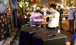 Lực lượng chức năng quận Bình Thạnh nhắc nhở quán nhậu mở nhạc quá lớn 