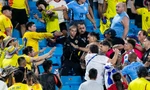 Ngôi sao Uruguay nổi điên, lao lên khán đài đánh cổ động viên Colombia