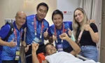 Xuân Son giành cú đúp giải thưởng ASEAN Cup 2024, cùng bác sĩ ăn mừng trong bệnh viện
