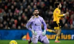Alisson tái hiện sai lầm của Karius, Liverpool phải đá lại với Wolves