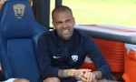 Dani Alves phải đổi trại giam vì ký tặng cho các bạn tù