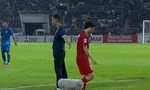 Bị thay ngay trong hiệp 1, Tuấn Anh lầm lũi không bắt tay trợ lý HLV Việt Nam
