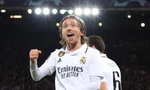 Tả xung hữu đột ở tuổi 37, Luka Modric được fan Liverpool vỗ tay ca ngợi