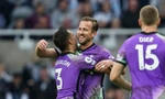 Harry Kane chia vui với các đồng đội.