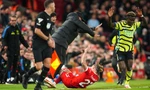 Hậu vệ Liverpool gãy xương quai xanh sau va chạm hy hữu với HLV Jurgen Klopp