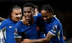 Sterling bùng nổ cùng ngôi sao lạ, Chelsea thắng trận đầu tiên ở Premier League