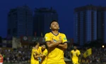 Chỉ với 10 người vẫn thắng TPHCM, SLNA leo lên nhì bảng V.League 2022