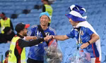 Thua trận cay đắng, CĐV Nhật Bản vẫn vui vẻ dọn rác trên khán đài