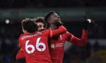 Divock Origi ghi bàn phút chót, Liverpool vượt mặt Chelsea