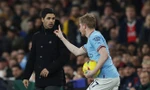 Vô lễ với Arteta, De Bruyne bị fan Arsenal ném chai nước vào đầu