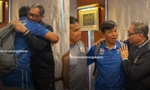 Trợ lý HLV U22 Thái Lan vừa ôm, vừa khóc xin lỗi trưởng đoàn U22 Indonesia