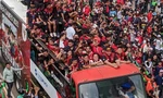 Biển người đổ ra đường chào đón U22 Indonesia như Argentina vô địch World Cup