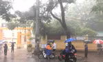 Ngày thứ 2 của kỳ thi tuyển sinh vào lớp 10 THPT tại Hà Nội: Trời tiếp tục mưa lớn