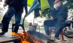 Người dân đốt lửa sưởi ấm khi Hà Nội lạnh 8 độ C