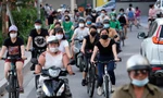 Dịch bệnh phức tạp, người dân Hà Nội vẫn đạp xe tấp nập quanh Hồ Tây 