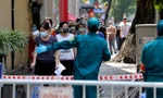 Hàng nghìn người dân sống gần Bệnh viện Phổi Hà Nội làm xét nghiệm COVID-19