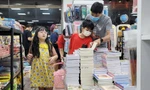 Nhà sách đông nghịt khách đến đêm trước khai giảng năm học mới
