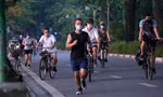 Hà Nội vừa nới lỏng giãn cách, người dân kéo nhau đi tập thể dục, chạy bộ, đạp xe