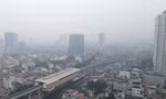 Hơn 10 giờ sáng, Hà Nội vẫn chìm trong sương mù dày đặc