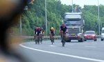 Những đoàn xe đạp 'đua với tử thần' trên cao tốc 80km/giờ