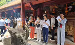 Sĩ tử cầm bút, phiếu dự thi lên Văn Miếu cầu may trước kỳ thi THPT 2025