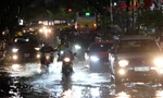 Nhiều tuyến phố biến thành sông sau cơn mưa lớn, giao thông ùn tắc khắp nơi trong đêm